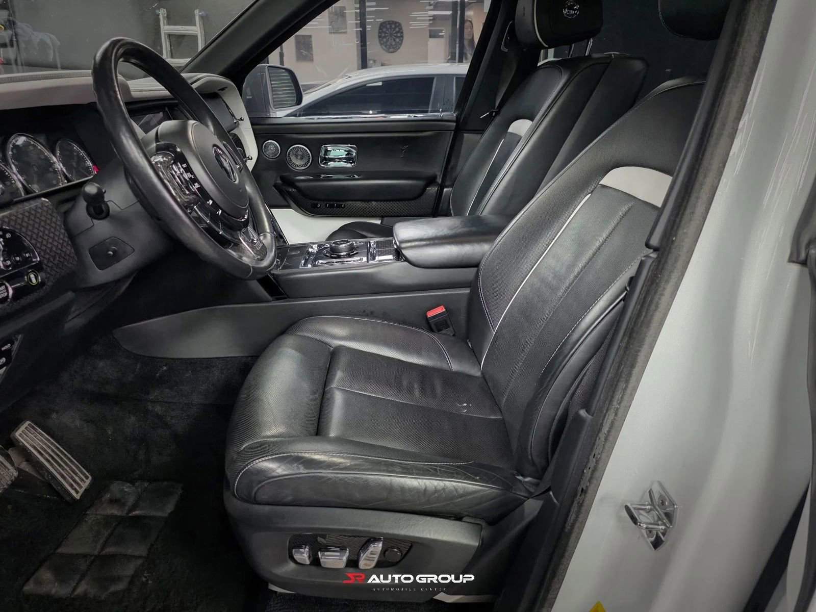 Used 2020 Rolls-Royce Cullinan Black Badge image 13