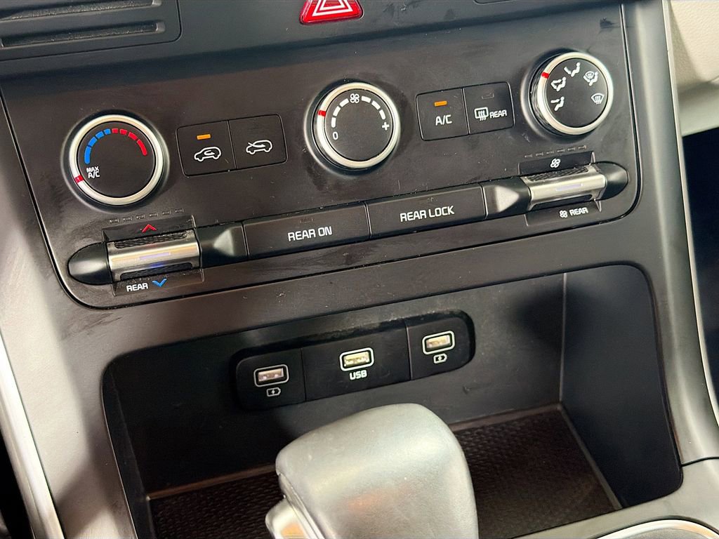 Used 2023 Kia Carnival LX FWD image 16