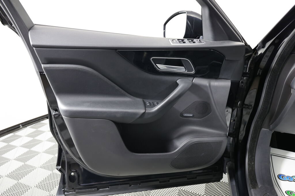 Used 2017 Jaguar F-PACE Premium image 12