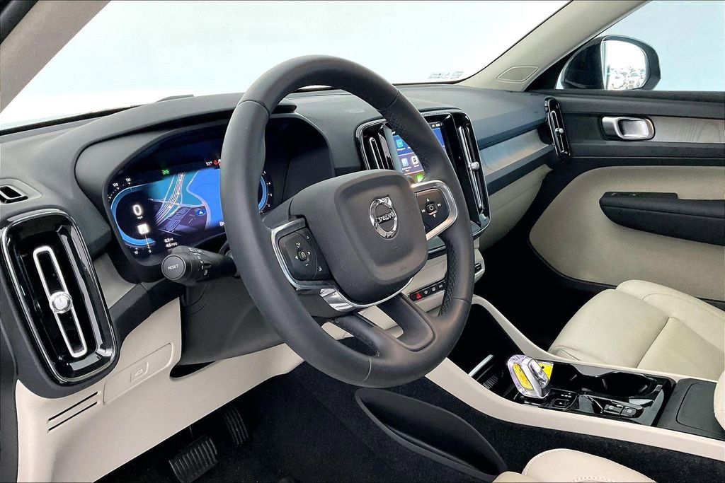 Used 2023 Volvo XC40 B5 Plus w/ Protection Package Premier image 18