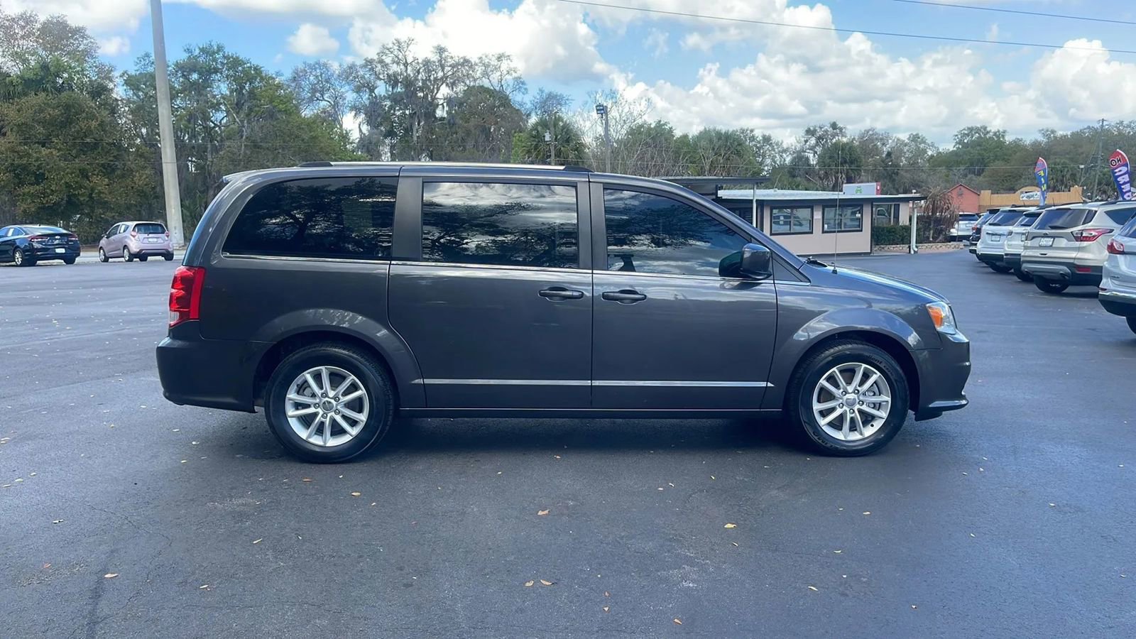 Used 2018 Dodge Grand Caravan SXT image 4
