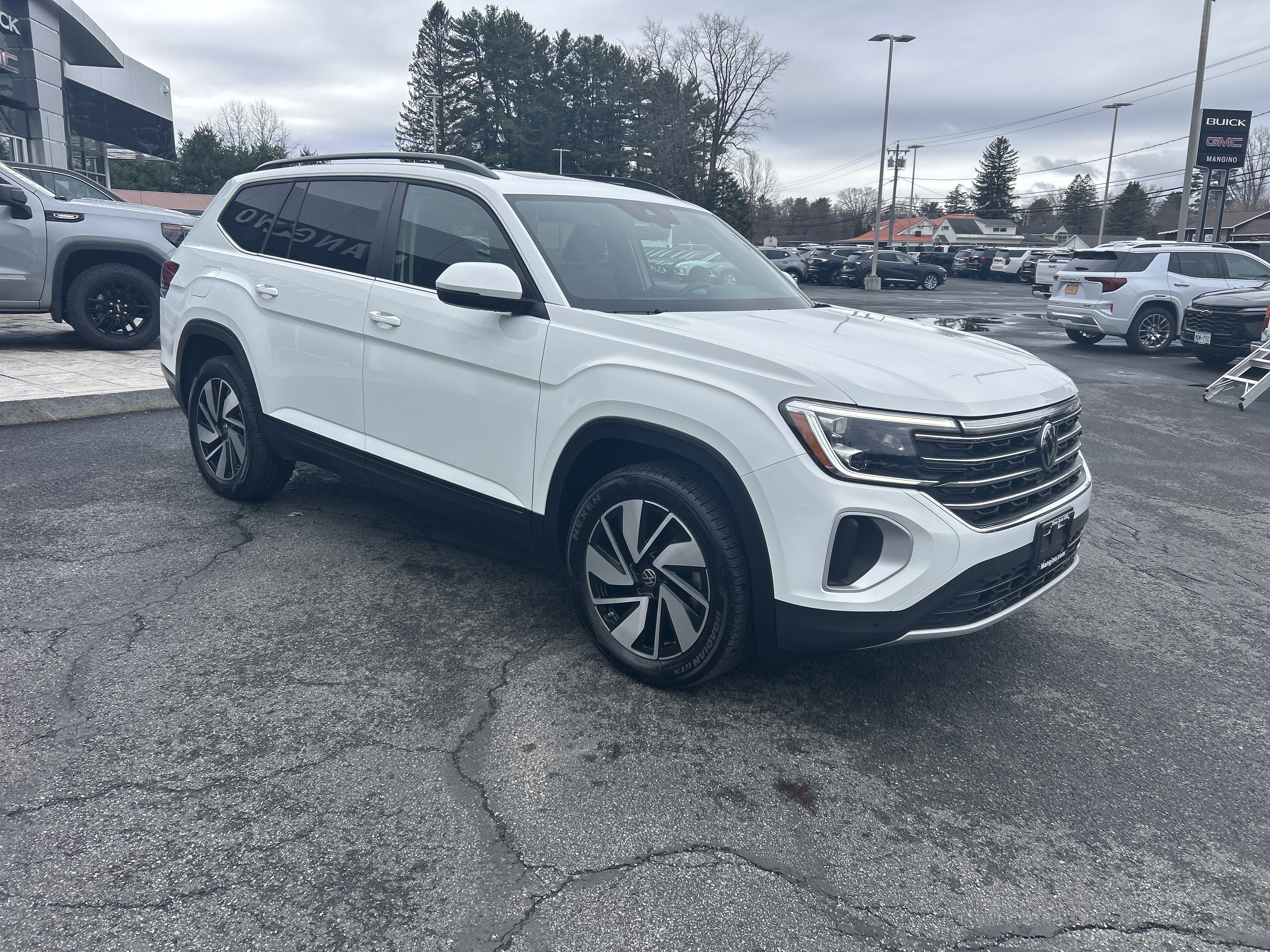 Used 2025 Volkswagen Atlas SE image 12