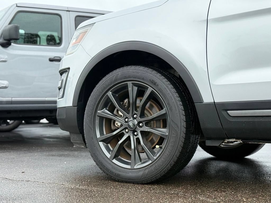 Used 2017 Ford Explorer XLT w/ Equipment Group 202A AWD/4WD image 36