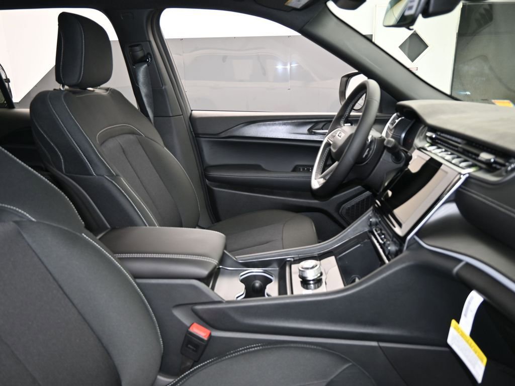 Used 2025 Jeep Grand Cherokee Laredo image 41