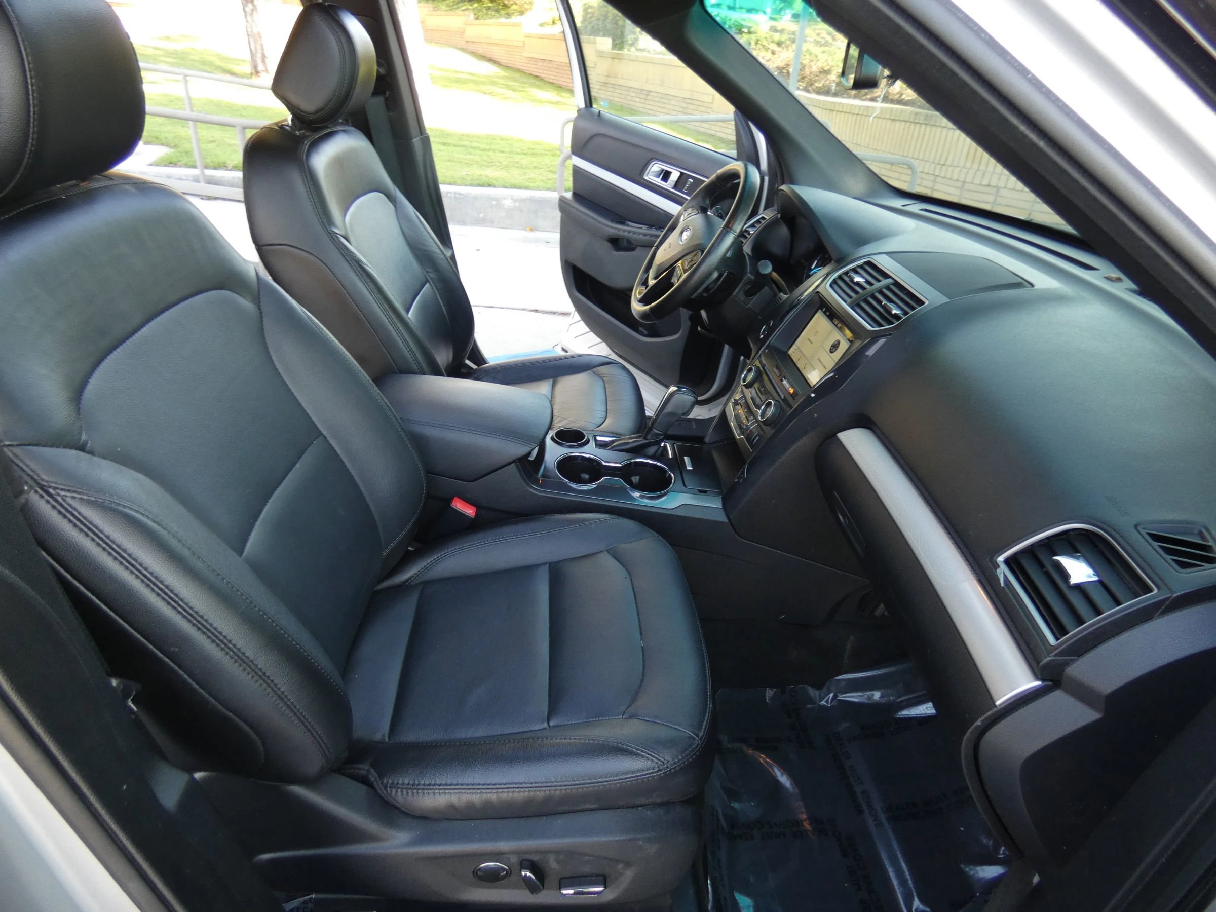 Used 2017 Ford Explorer XLT w/ Equipment Group 202A image 25