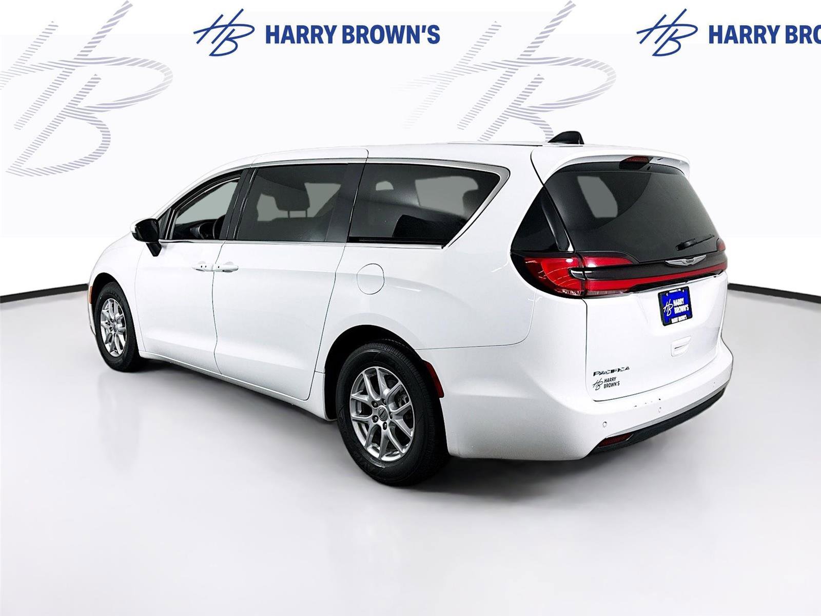 Used 2023 Chrysler Pacifica Touring-L image 29