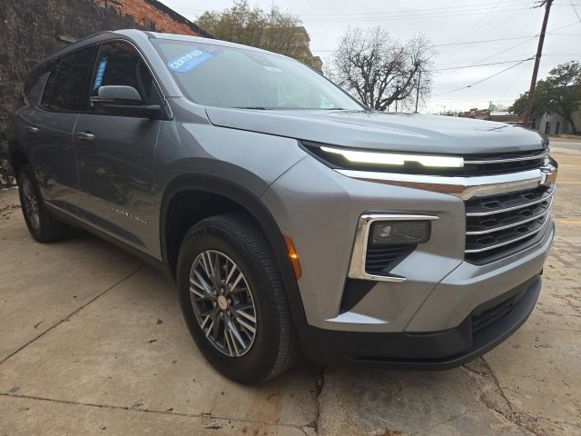 Used 2025 Chevrolet Traverse LT image 3