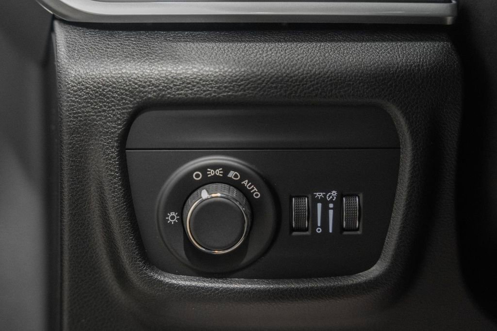 New 2025 Jeep Grand Cherokee Altitude image 38