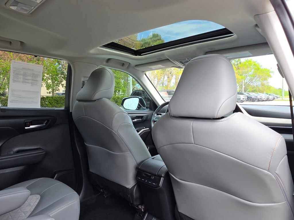 Used 2023 Toyota Highlander Bronze Edition image 12
