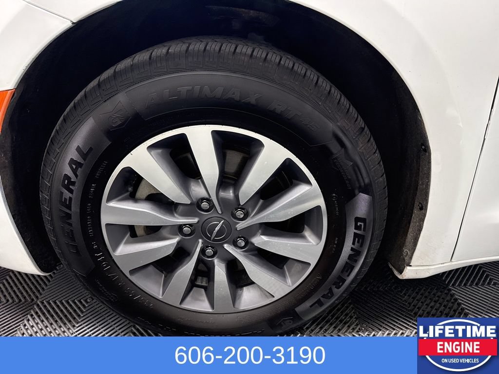 Used 2023 Chrysler Pacifica Touring-L FWD image 12