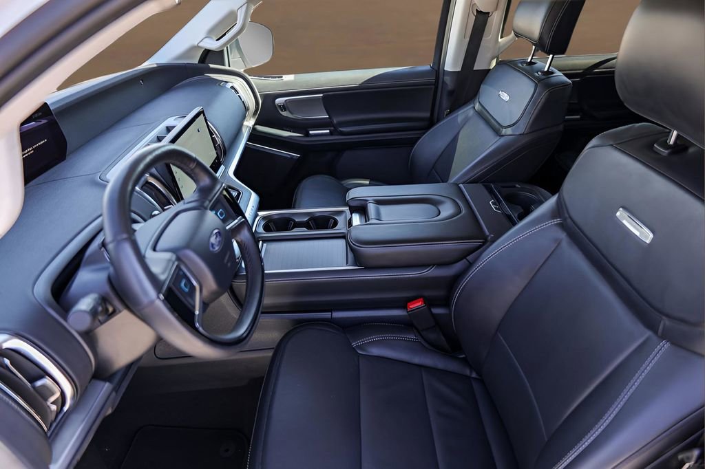 Used 2025 Ford Expedition Platinum image 9