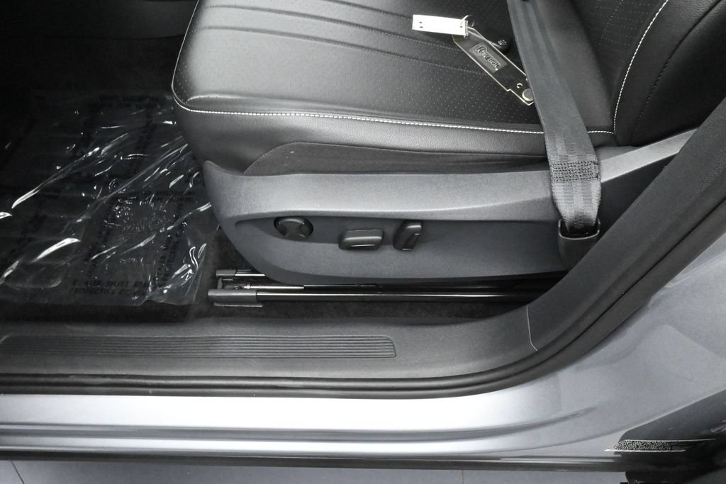 Used 2024 Volkswagen Tiguan SE FWD image 17
