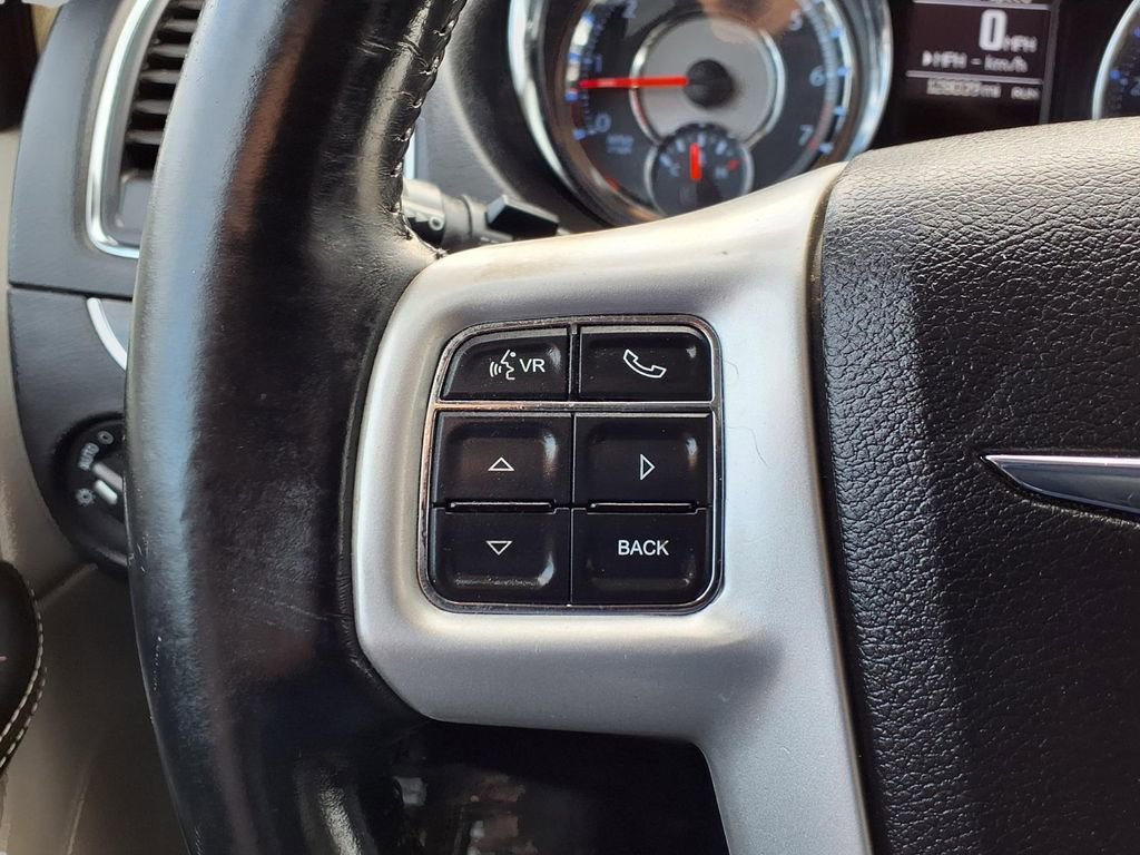 Used 2014 Chrysler Town & Country Touring image 15