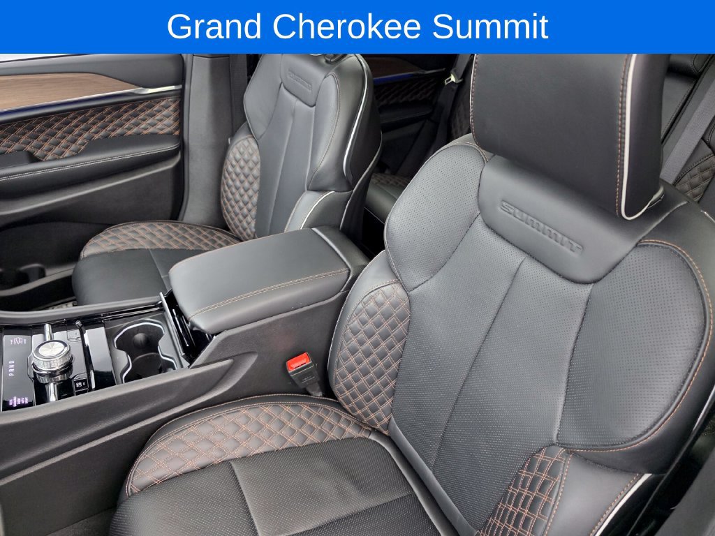 Used 2025 Jeep Grand Cherokee Summit w/ Obsidian Package AWD/4WD image 11