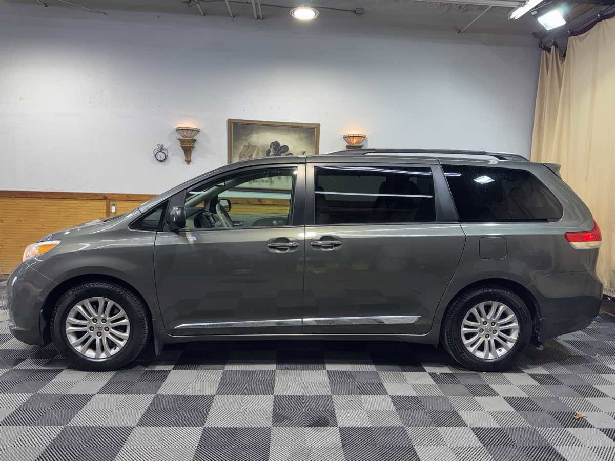 Used 2012 Toyota Sienna XLE w/ XLE Navigation Pkg FWD image 2