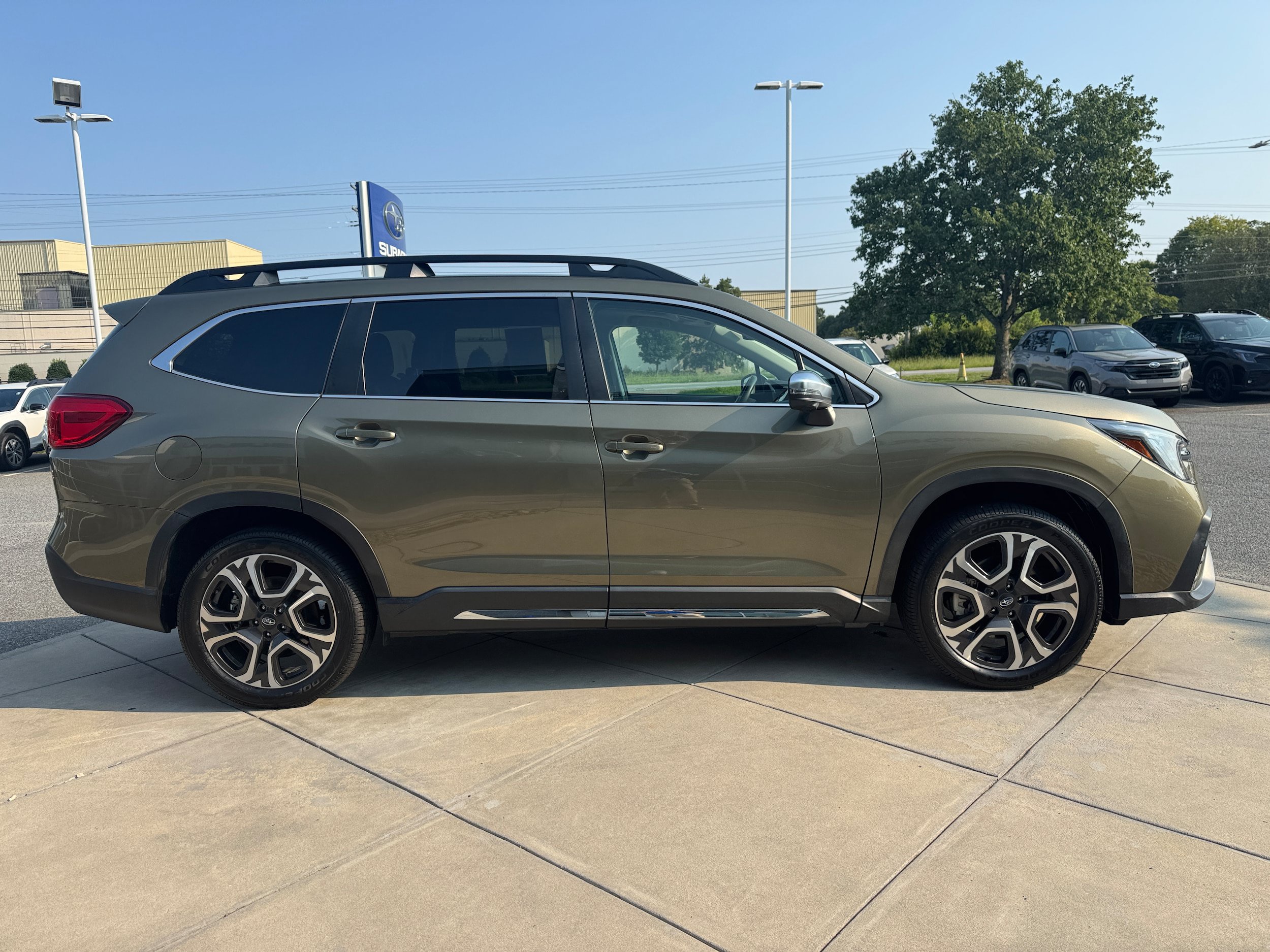 Used 2023 Subaru Ascent Limited w/ Technology Package AWD/4WD image 5