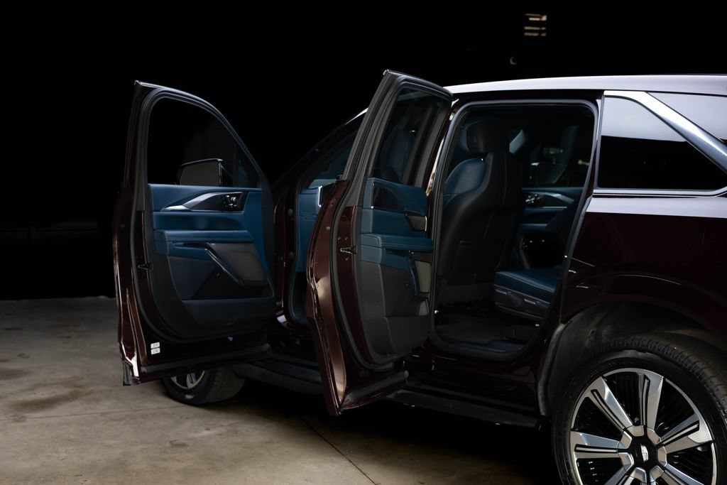 Used 2025 Cadillac Escalade IQ Luxury 2 w/ LPO, Premium Carpet Package AWD/4WD image 18