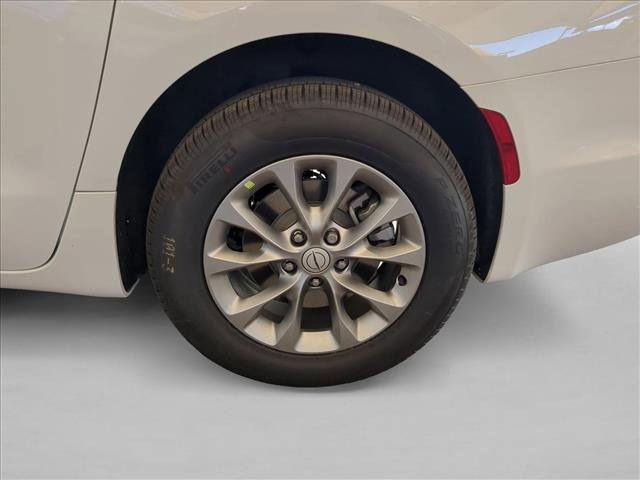 New 2026 Chrysler Pacifica Select image 9
