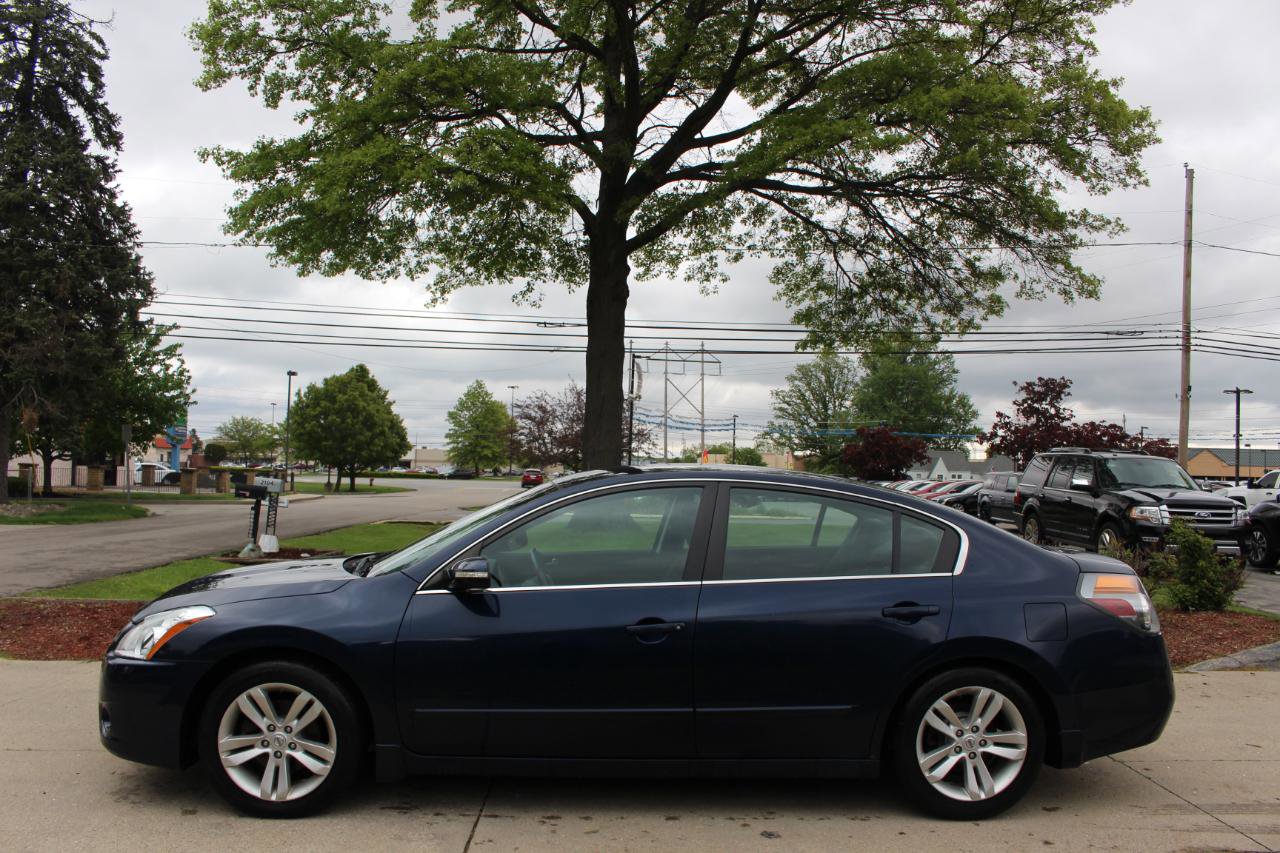 Used 2011 Nissan Altima 3.5 SR FWD image 6