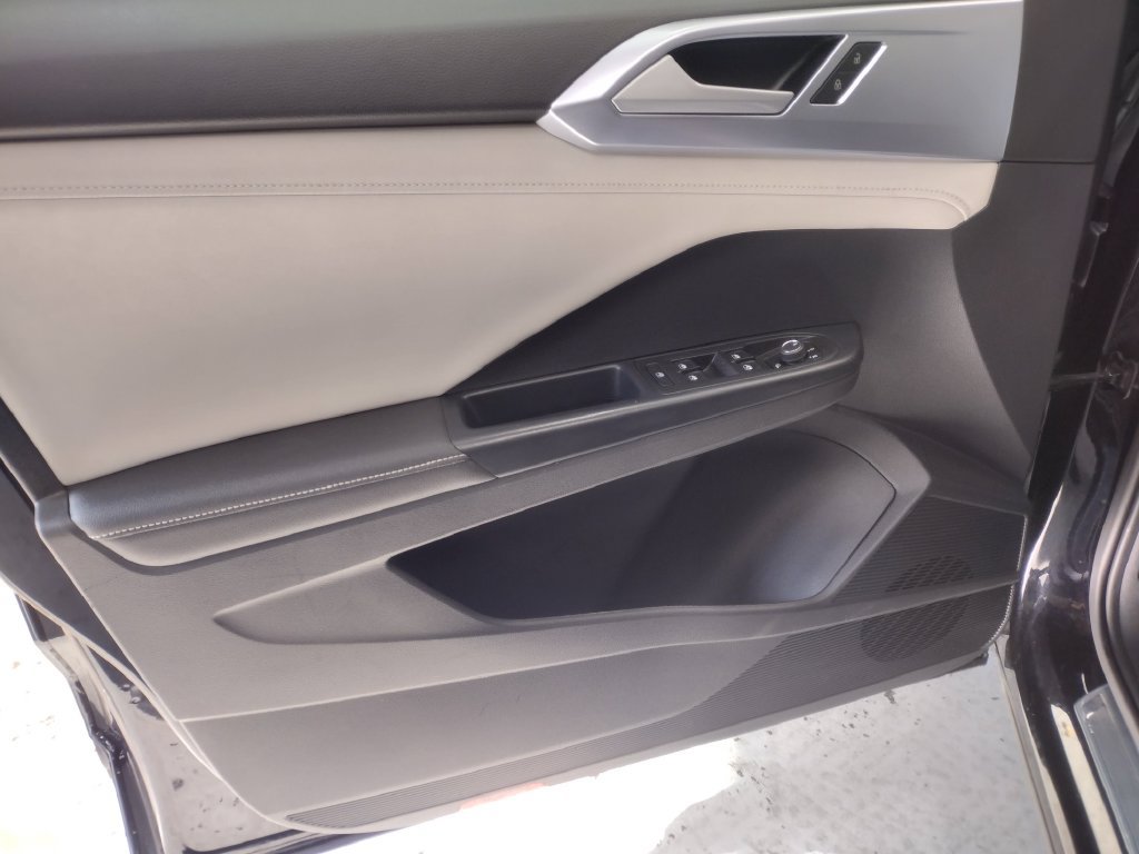 Certified 2025 Volkswagen Taos SE AWD/4WD image 19