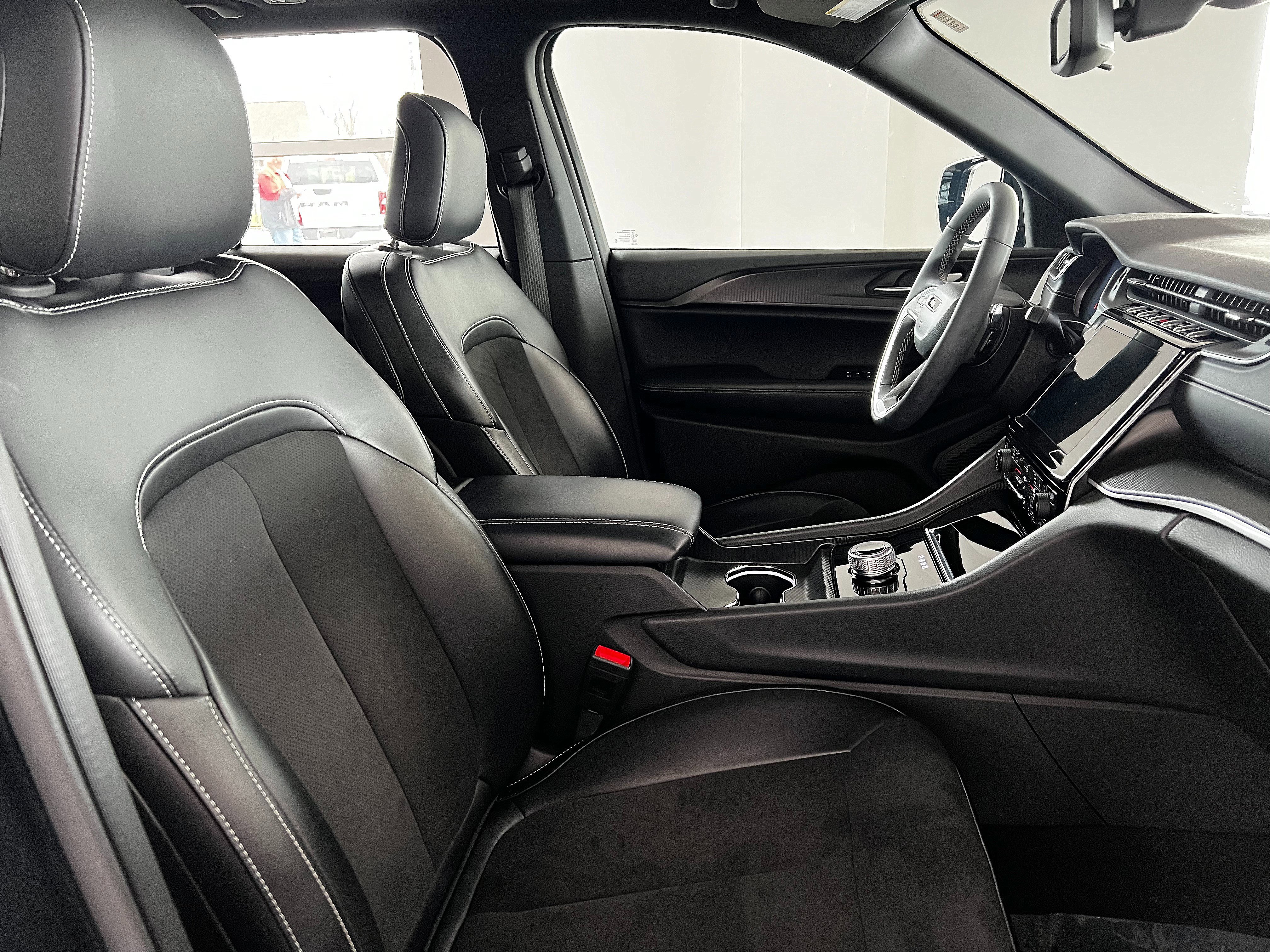 Used 2024 Jeep Grand Cherokee Altitude image 29