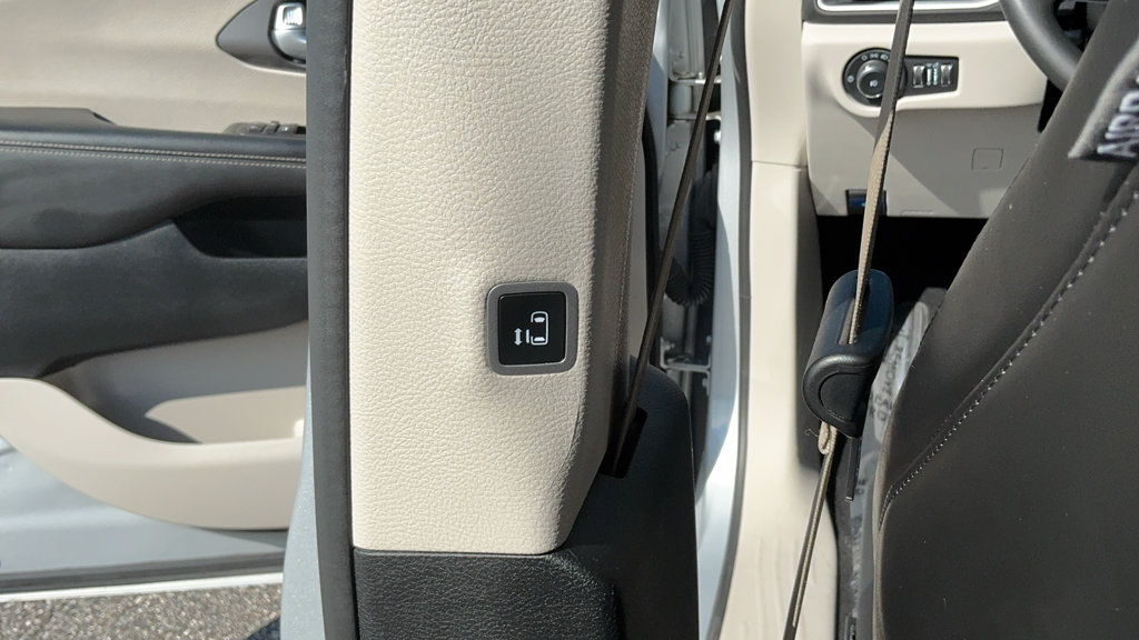 Used 2024 Chrysler Pacifica Touring-L FWD image 28