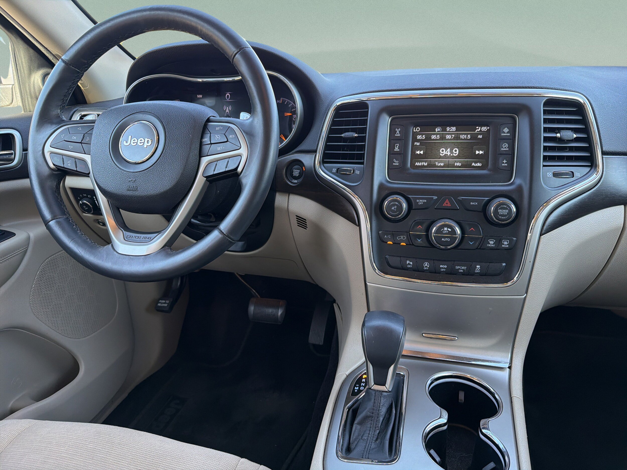 Used 2017 Jeep Grand Cherokee Laredo RWD image 10