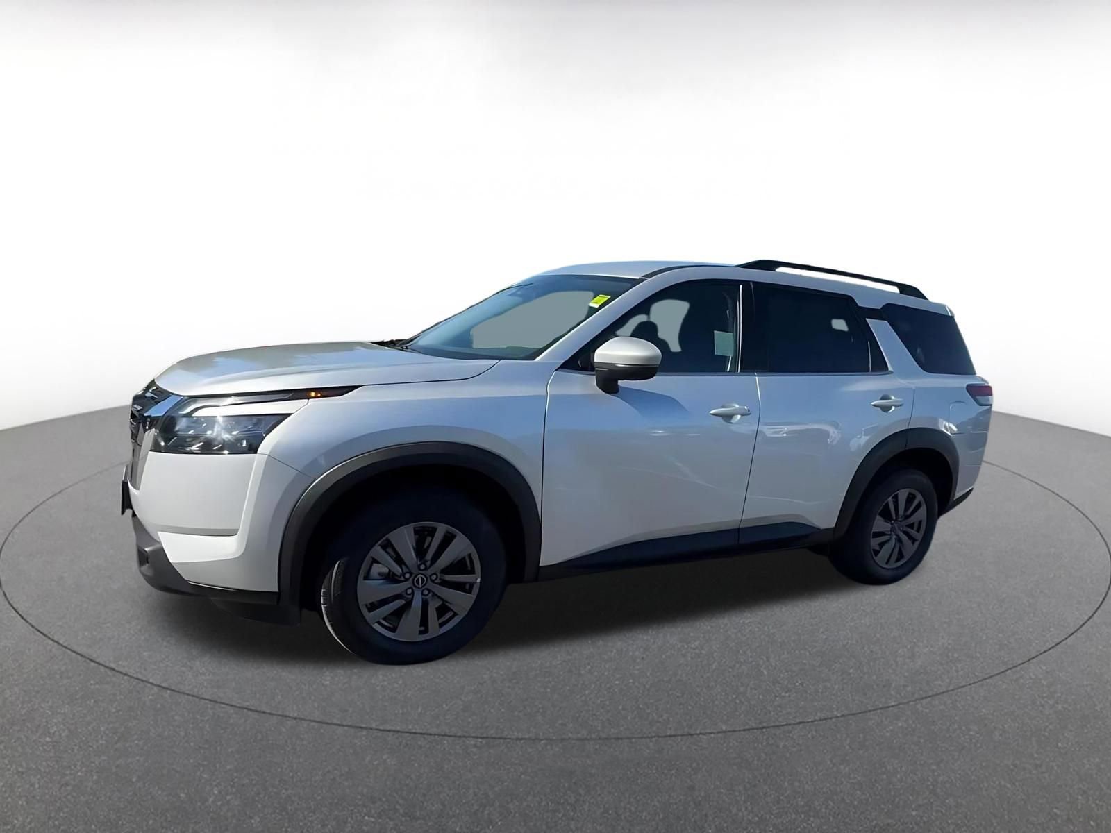 Used 2025 Nissan Pathfinder SV image 8