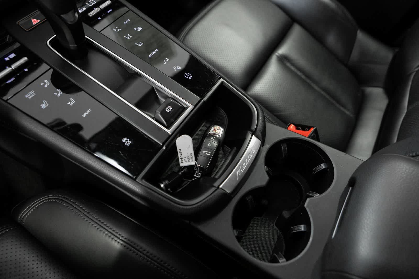Certified 2023 Porsche Macan AWD/4WD image 25