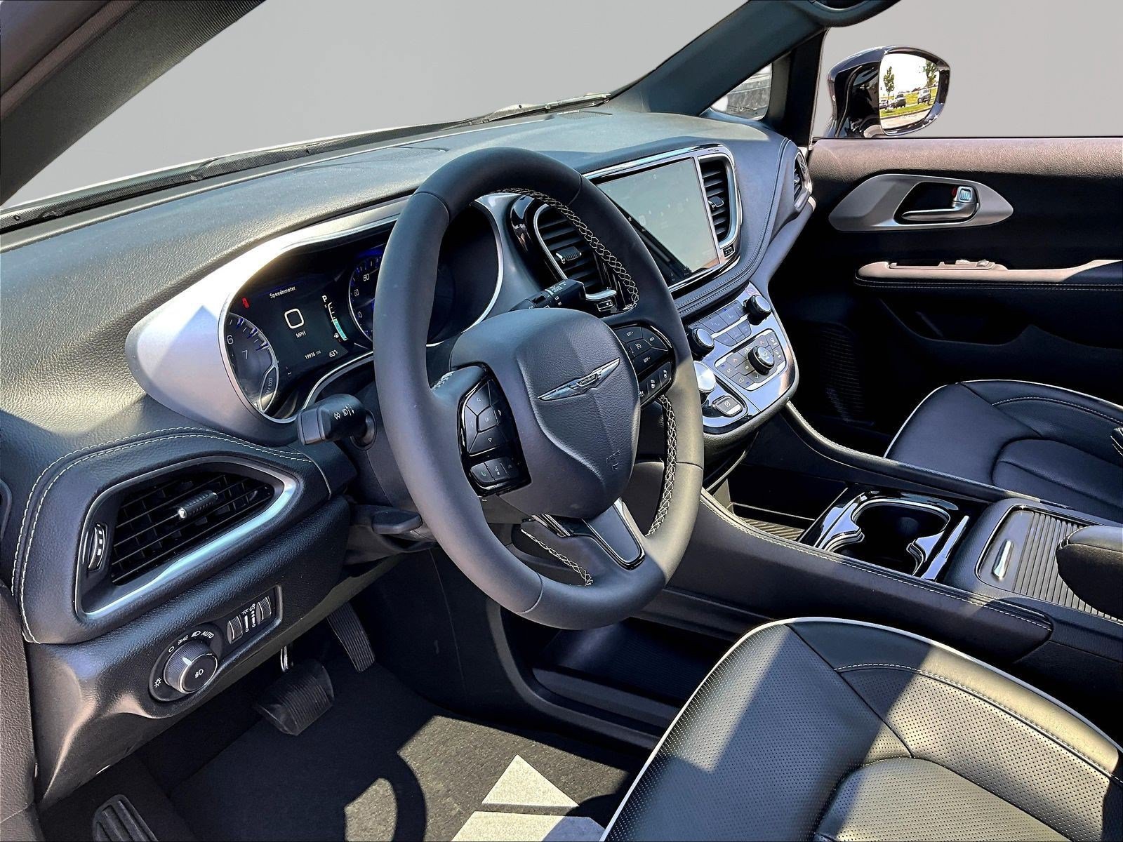 Used 2026 Chrysler Pacifica Limited w/ S Appearance Package FWD image 17