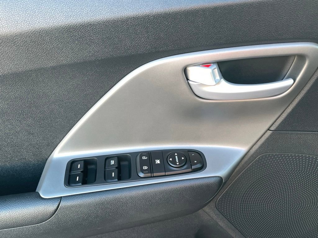 Certified 2022 Kia Niro LX image 11