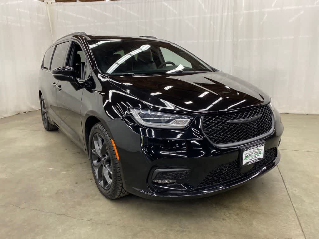 Used 2025 Chrysler Pacifica Limited FWD image 8