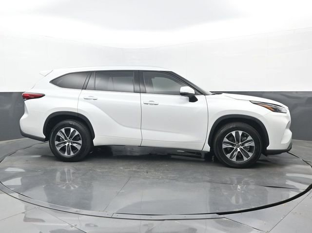 Used 2022 Toyota Highlander XLE image 2