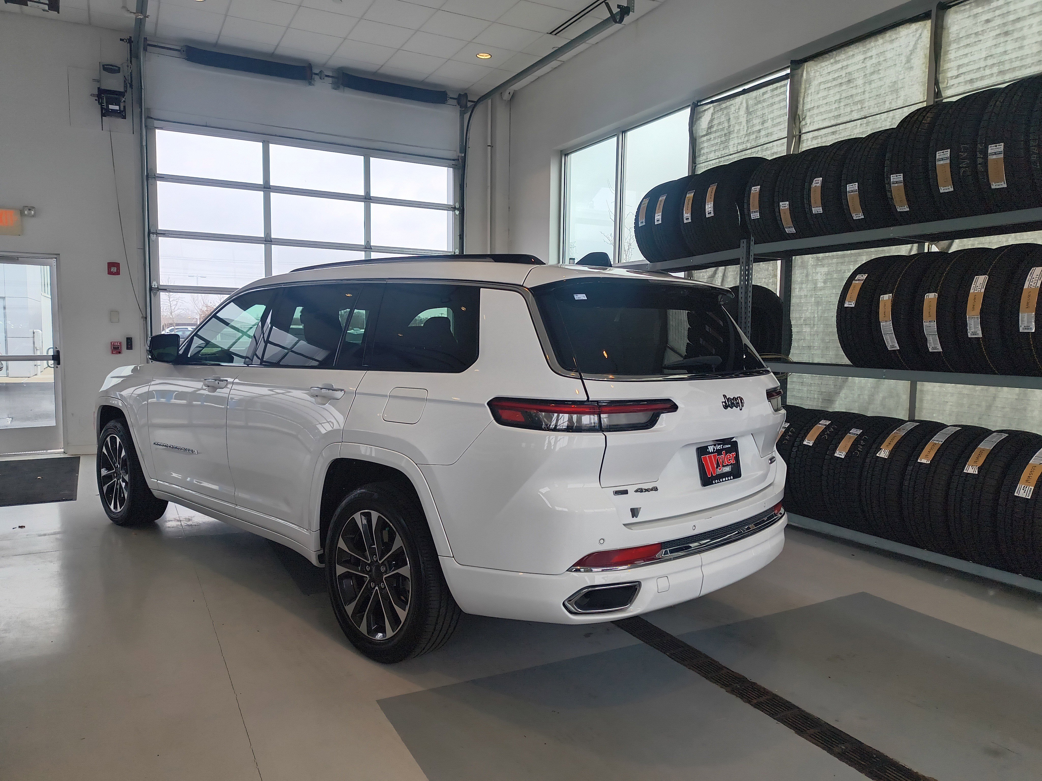 Used 2023 Jeep Grand Cherokee L Overland w/ Luxury Tech Group IV image 3