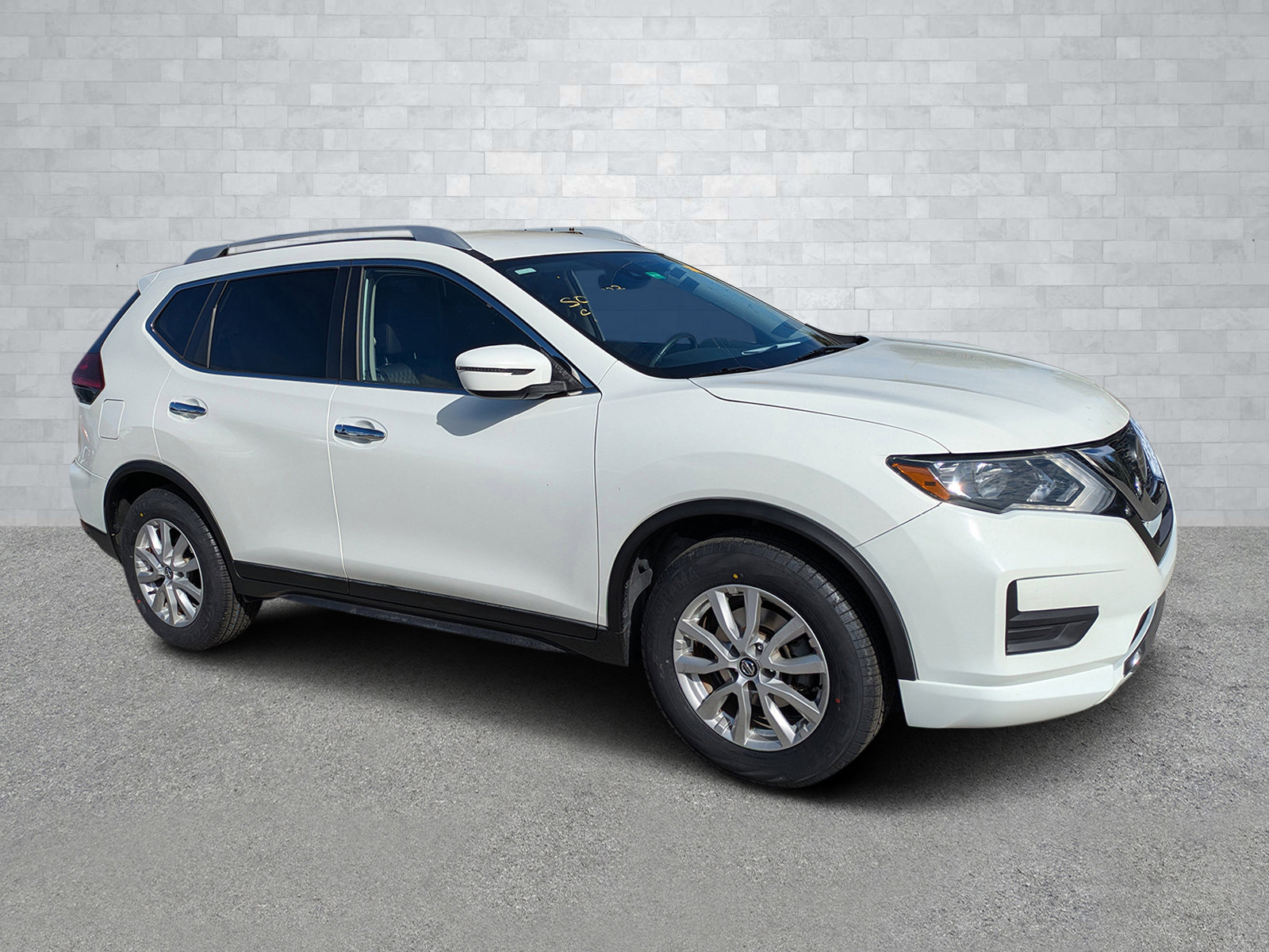 Used 2019 Nissan Rogue SV image 2