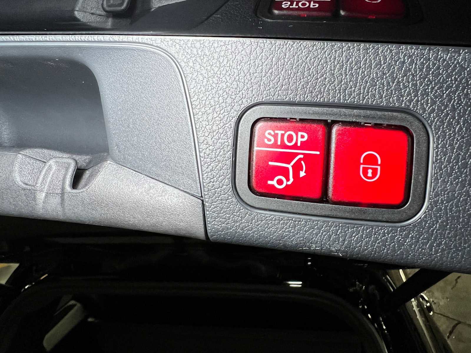 Certified 2025 Mercedes-Benz GLB 250 4MATIC image 17