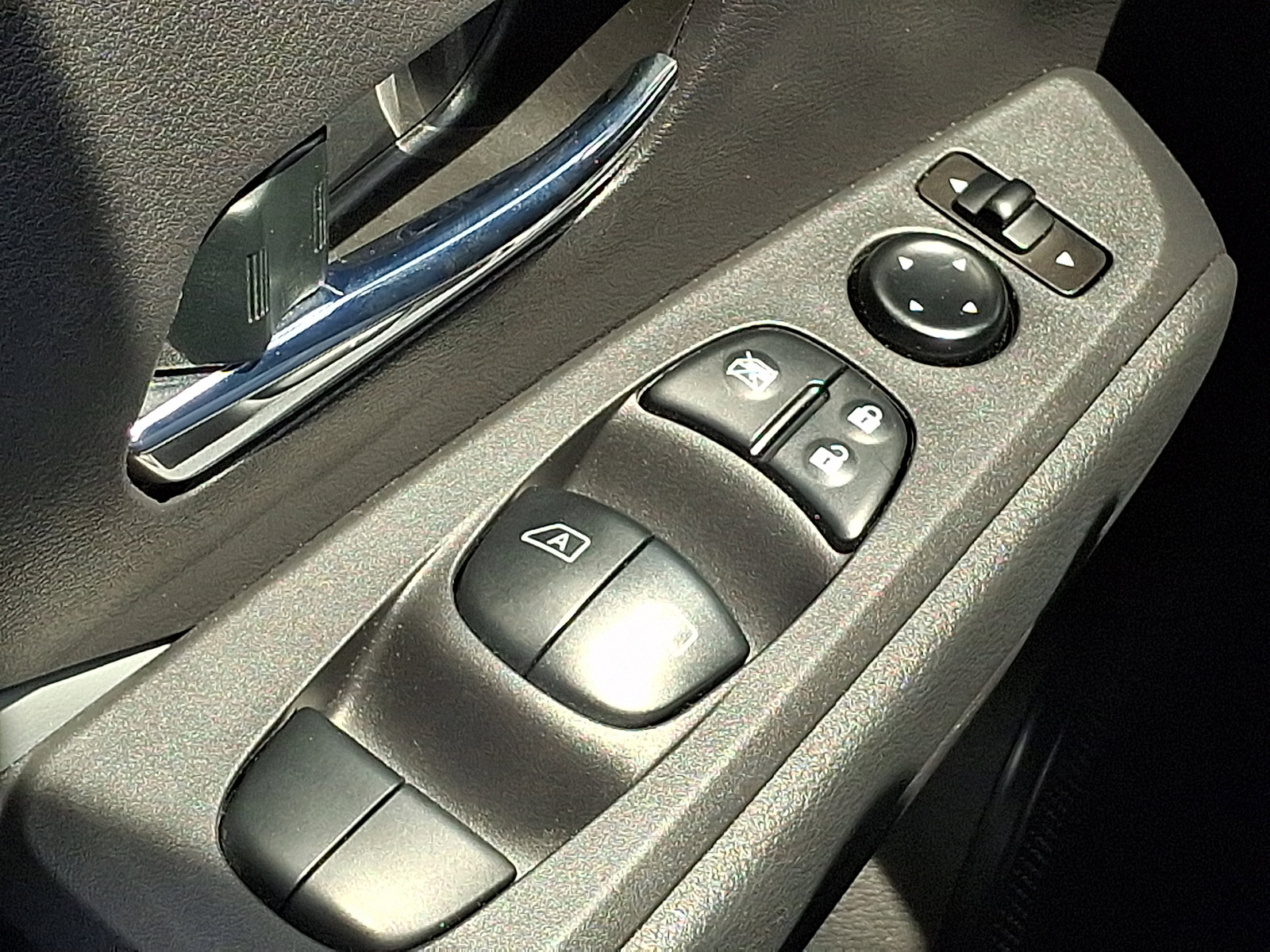 Used 2023 Nissan Kicks SR w/ SR Premium Package FWD image 28