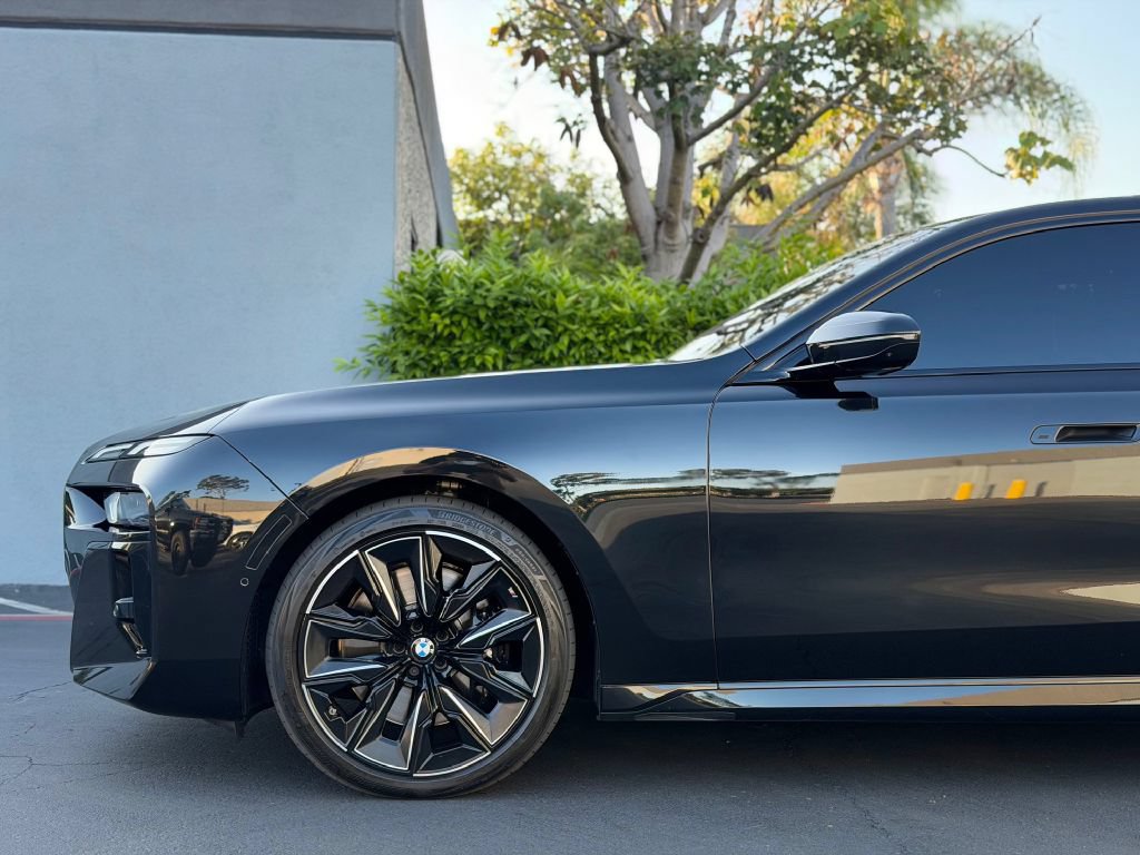 Used 2025 BMW 760i xDrive w/ Premium Package AWD/4WD image 9