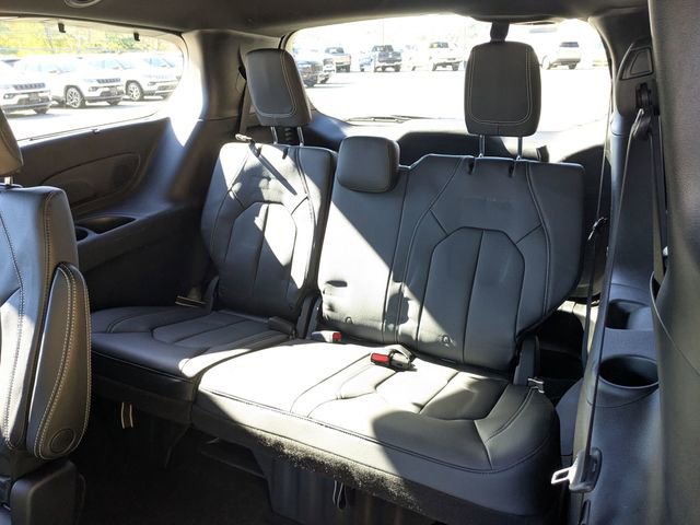 Certified 2020 Chrysler Pacifica Touring-L w/ Advanced Safetytec Group image 23