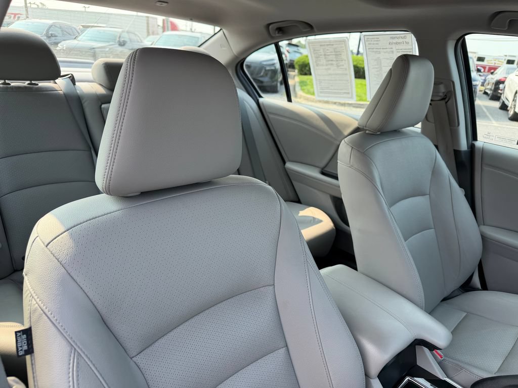 Used 2017 Honda Accord Touring image 16
