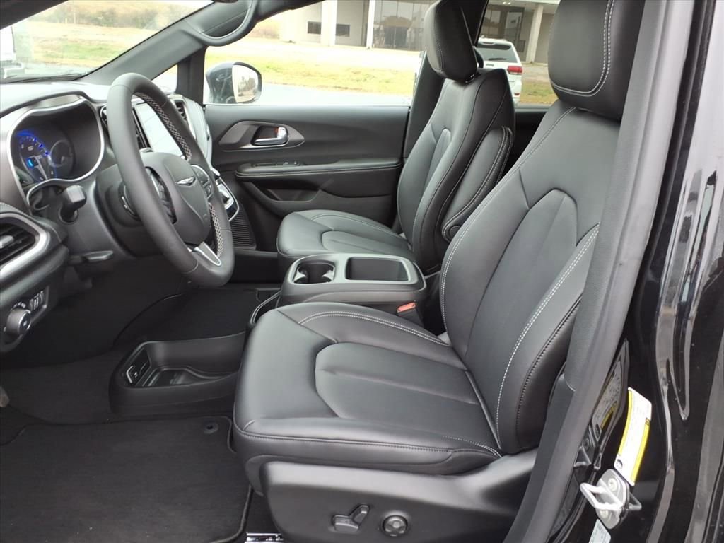 New 2026 Chrysler Pacifica Select image 12