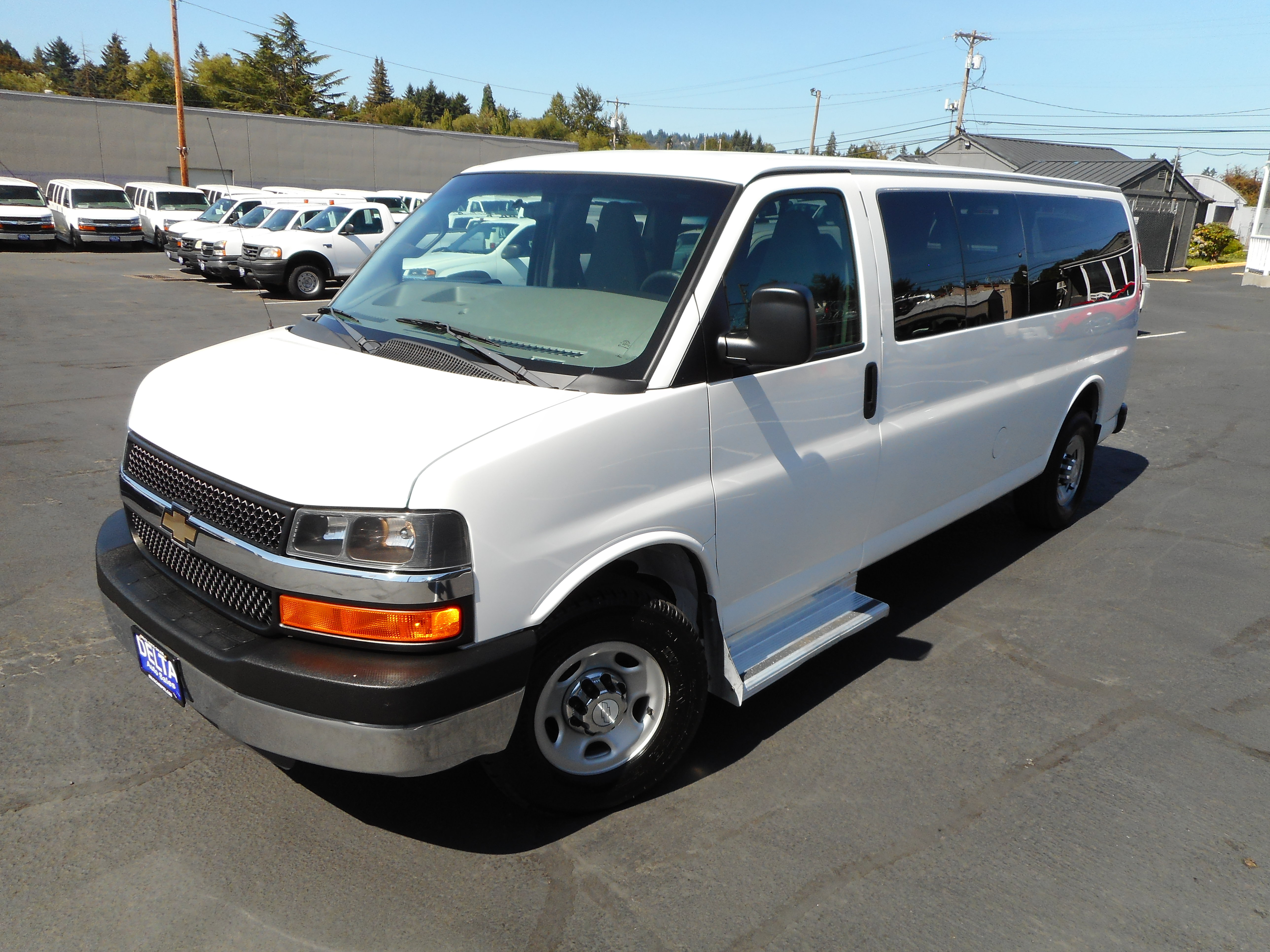 Used 2016 Chevrolet Express 3500 LT w/ LT Preferred Equipment Group RWD image 4