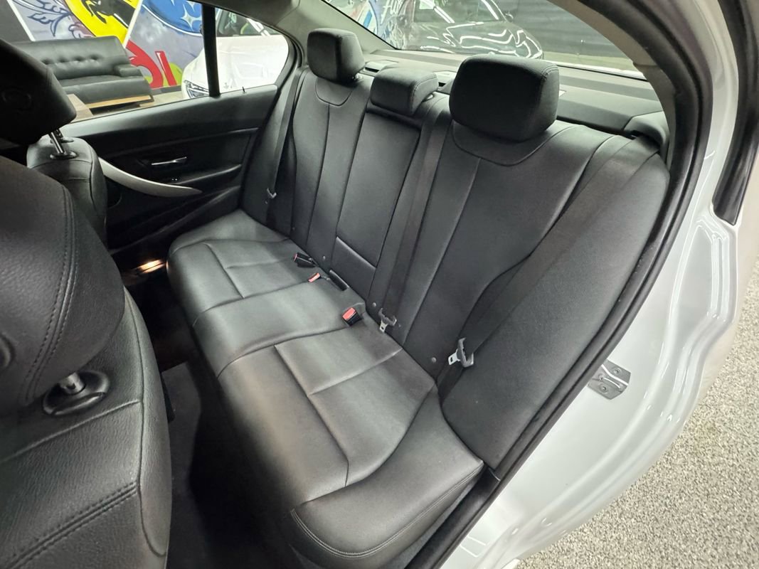 Used 2018 BMW 320i xDrive Sedan w/ Convenience Package image 14