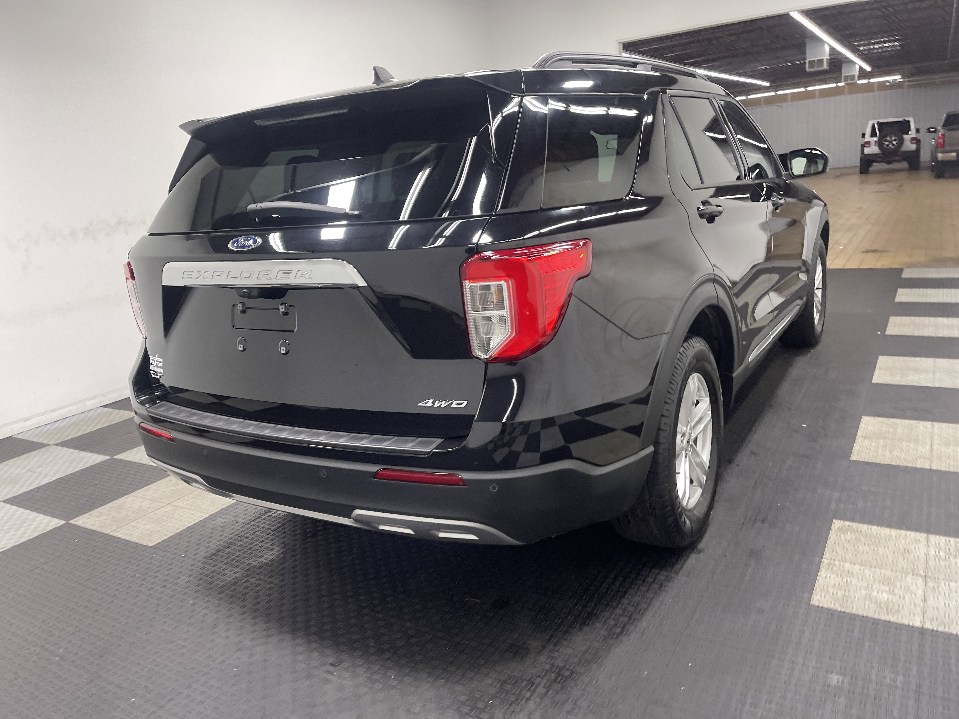 Used 2022 Ford Explorer XLT w/ Equipment Group 202A AWD/4WD image 5