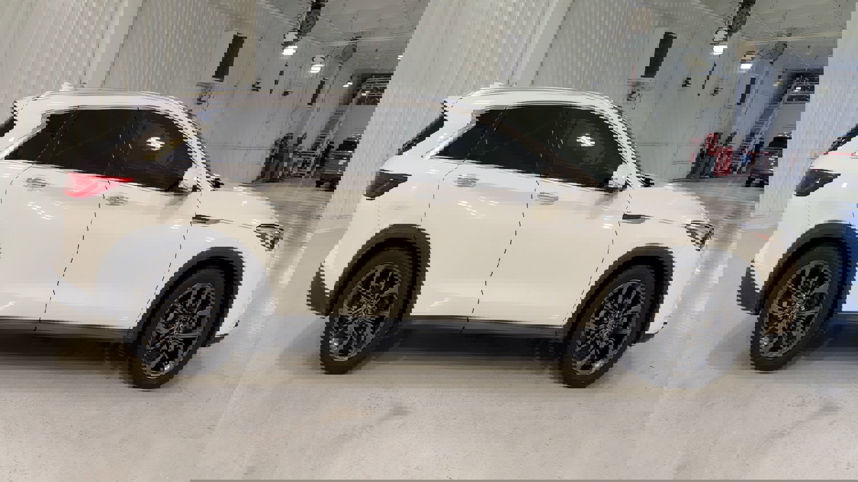 Used 2019 INFINITI QX50 Essential w/ Sensory Package FWD image 2