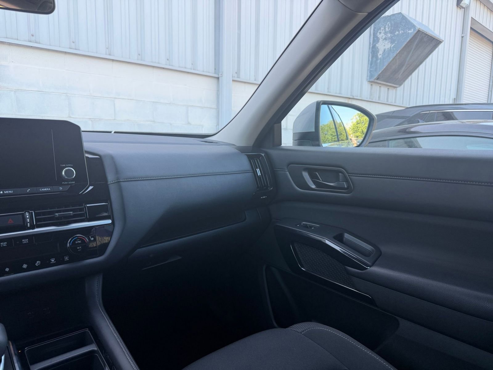 Used 2025 Nissan Pathfinder SV AWD/4WD image 38