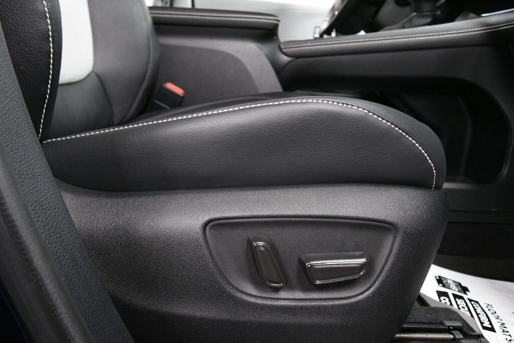 Used 2025 Toyota Sienna XSE w/ XSE Plus Package image 29