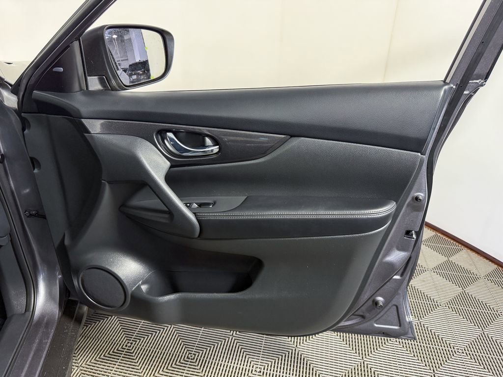 Used 2017 Nissan Rogue SV w/ SV Premium Package AWD/4WD image 44