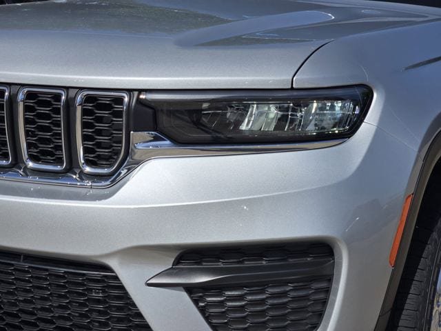 New 2025 Jeep Grand Cherokee Laredo w/ MOPAR Finishing Package RWD image 8