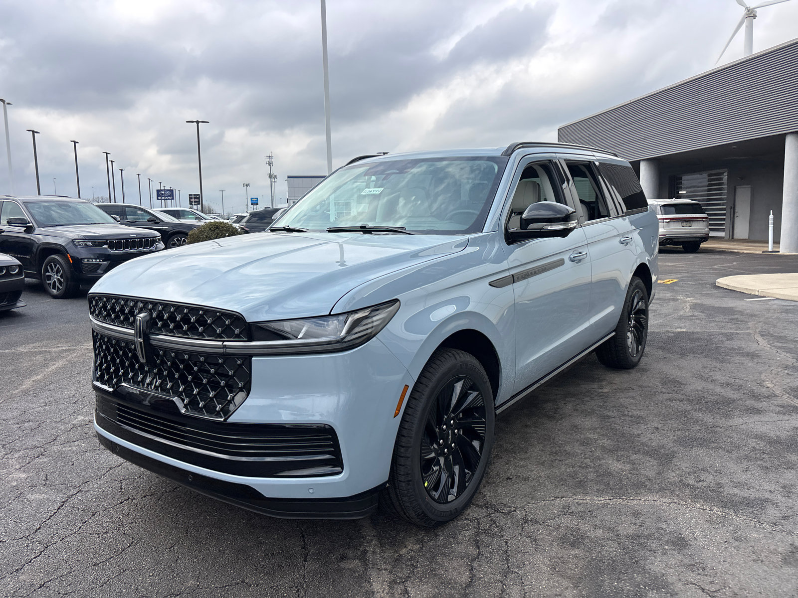 New 2026 Lincoln Navigator Reserve w/ Jet Appearance Package AWD/4WD image 3
